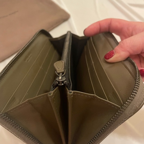 **NWOT** Bottega Veneta Zip Around Wallet - Picture 5 of 7